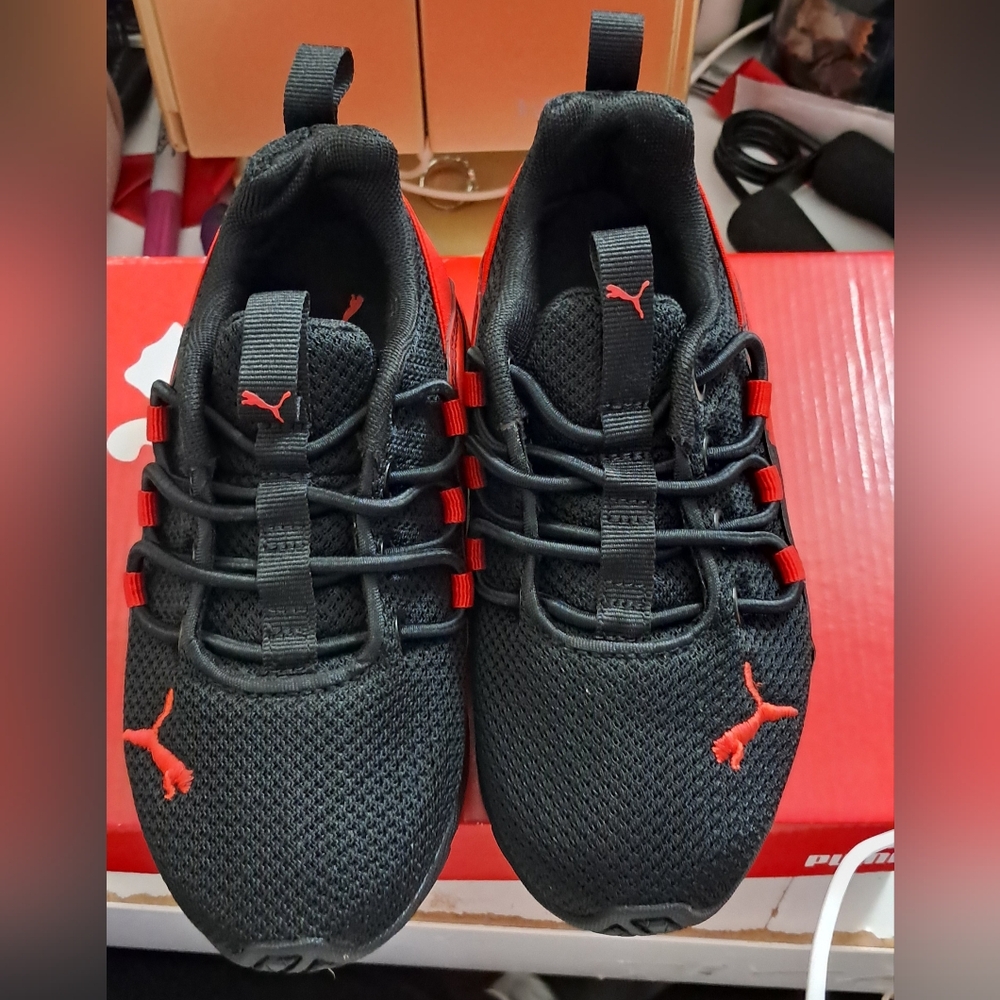 New Puma Kids Black and Red Sneakers - Picture 3 of 5